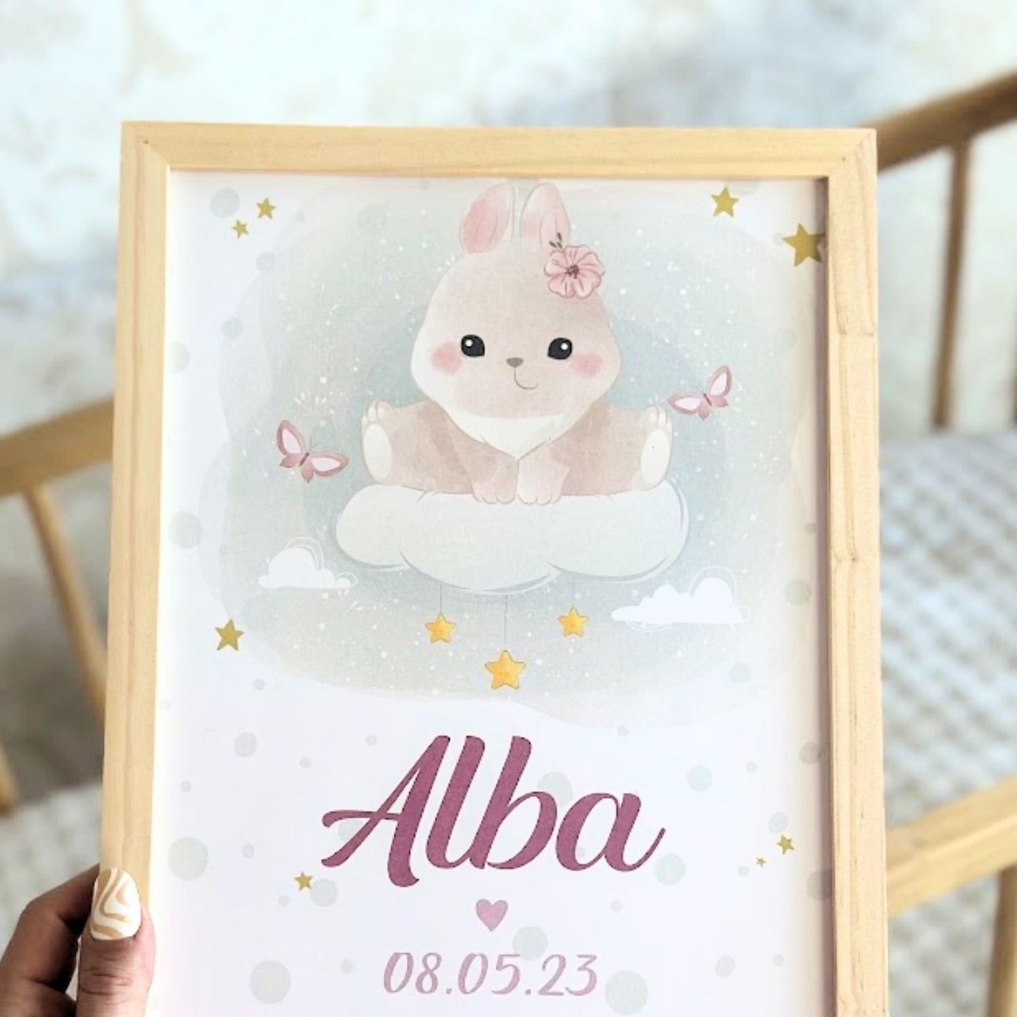 affiche de naissance personnalisable lapin en main