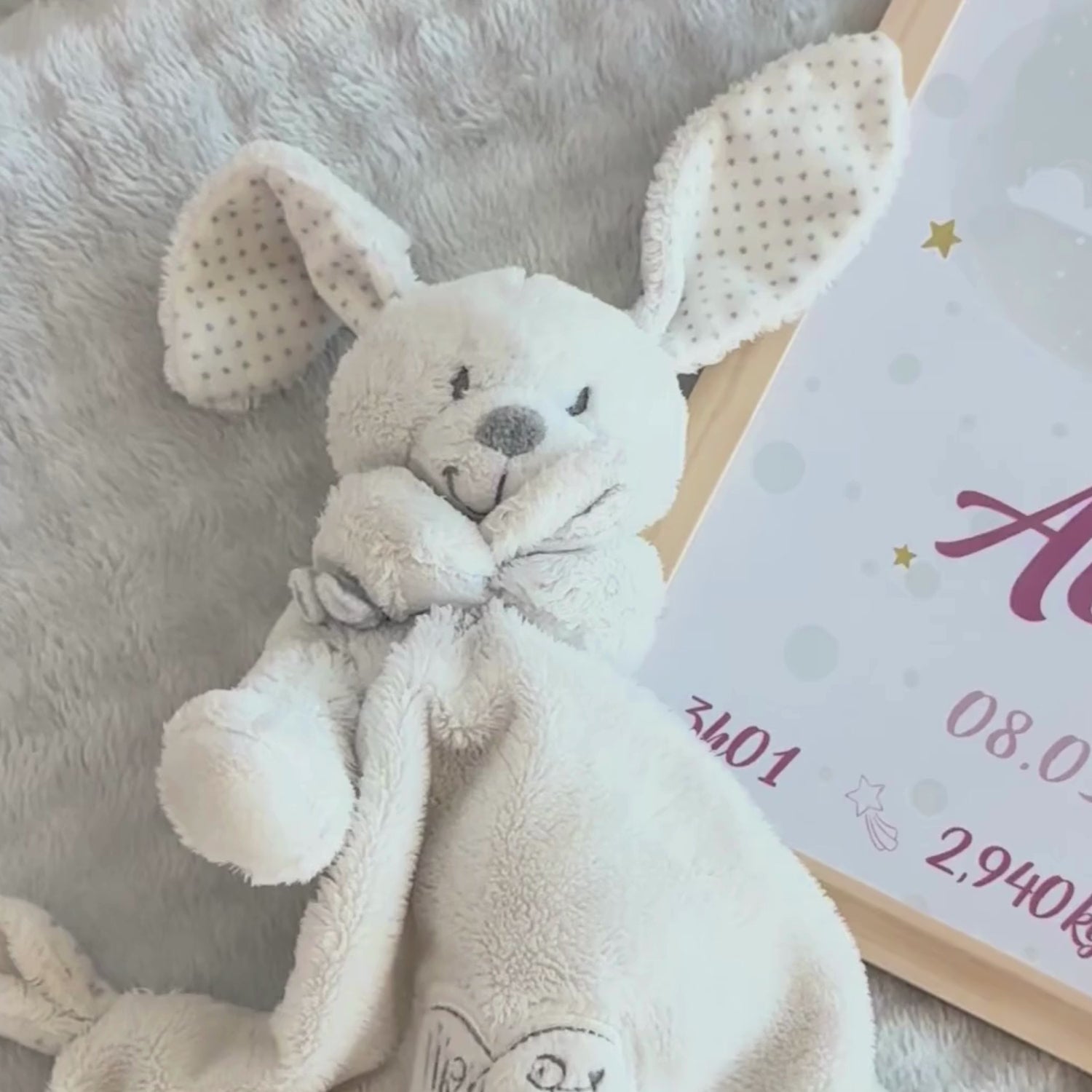 video affiche de naissance personnalisable lapin dans berceau