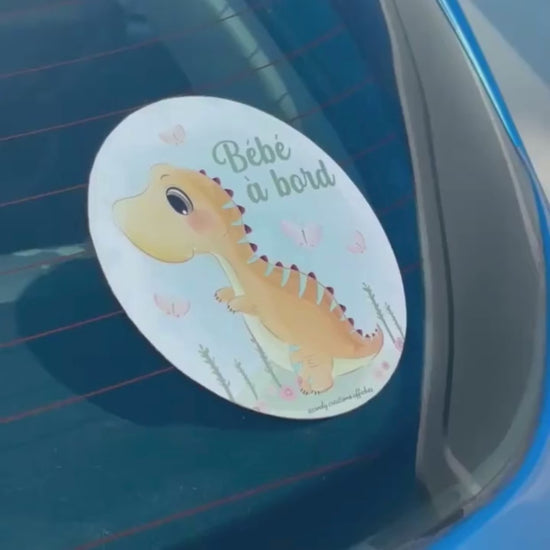 sticker bebe a bord colle sur le parebrise d une voiture
